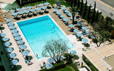 Στο Χίλτον για μπάνιο, καφέ ή κλαμπ σάντουϊτς