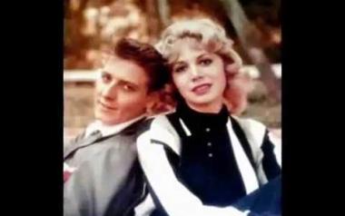 Sharon Sheeley, το 'κορίτσι' του Eddie Cochran  το 1958 ήταν η νεότερη γυναίκα που έγραψε ποτέ ένα Νο 1