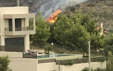 Επεκτείνεται η φωτιά που ξέσπασε στην Καλλιτεχνούπολη – Δεκάδες εγκλωβισμένοι στο Μάτι