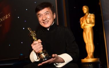 Ο Jackie Chan λαμβάνει το τιμητικό όσκαρ μετά από 200 φιλμ... 