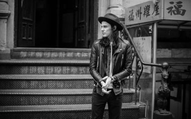 No 1 στην Αγγλία ο James Bay, δείτε τι ακούει