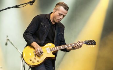  O Jason Isbell τραγουδά το  “Gimme Shelter”