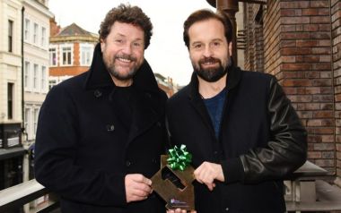 Michael Ball και Alfie Boe No 1 στα άλμπουμ της Αγγλίας, σταμάτησαν στο 2 τους BTS