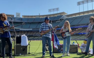 o John Fogerty γιόρτασε τα 75 του γενέθλια στο Dodger's στάδιο