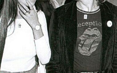 Ο John Lennon φορώντας μπλουζάκι Rolling Stones...