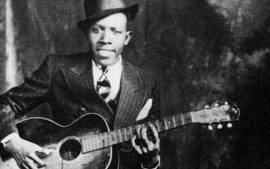 Ο θρύλος λέει ότι ο Robert Johnson πούλησε την ψυχή του στο σταυροδρόμι