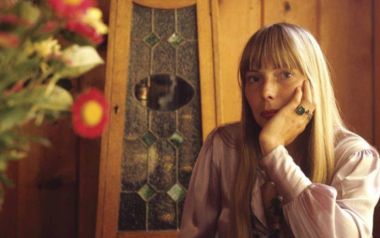 Joni Mitchell: μετά το ανεύρυσμα δεν μπορώ να περπατήσω