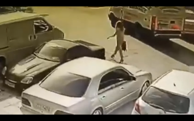 Βιτριόλι. Δεν απέφυγε τα λάθη η δράστις, αλλά η αστυνομία δεν μπορεί να την βρει, θα δώσει την φωνή της στην TV;