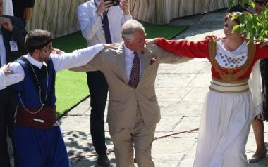Ο Πρίγκιπας Κάρολος χορεύει σε Κρητικό γλέντι