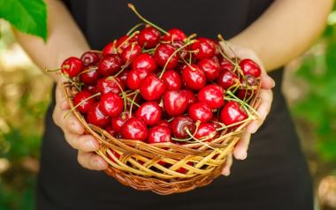 Το υπέροχο κόκκινο φρούτο που ρυθμίζει ουρικό οξύ και τριγλυκερίδια