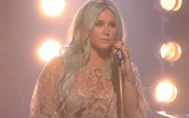 Η Kesha στον Jimmy Fallon με το  "Praying"
