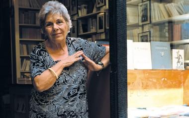 Κική Δημουλά: Η σκιά μου, παιχνίδι του ήλιου μόνο. Φοράει στολή δισταγμού....