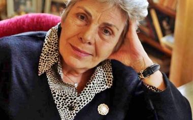 Κική Δημουλά:  Φυσικά κι ονειρεύομαι. Ζει κανείς μόνο μ’ ένα ξερό μισθό;