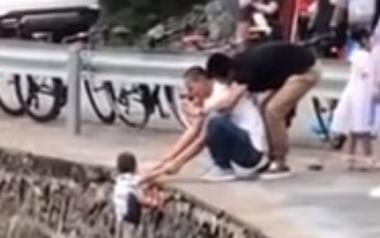 Φρίκη, Κίνα: Έβαλε το παιδί του να κρέμεται από το χείλος γκρεμού για μία φωτογραφία