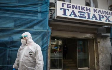 Οργή Τσιόδρα-Χαρδαλιά για τα κρούσματα με 2 νεκρούς σε ιδ. κλινικές σε Περιστέρι και Νότια Προάστια