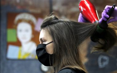 Αλλάζουν όλα σε κομμωτήρια και δοκιμαστήρια – Οι νέοι κανόνες στις επισκέψεις μας