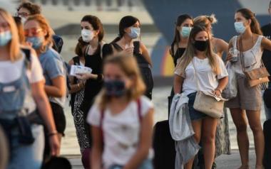 Ποιος θα αποφασίσει αν θα ανοίξουν τα σχολεία, αφού δεν αποφασίζει άμεσα η Υπουργός