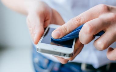 Kαθαρίζουμε το κινητό μας για να αποφύγουμε την εξάπλωση του ιού, δείτε πώς