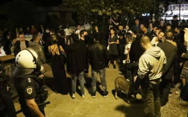 Μια βόλτα στις πλατείες το 1975 και σήμερα με τον Διονύση Σαββόπουλο