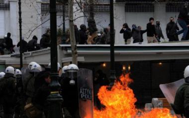 Η Αθήνα έχει πέσει σε κώμα και οι πολιτικοί τσακώνονται πάνω από την ετοιμοθάνατη πόλη