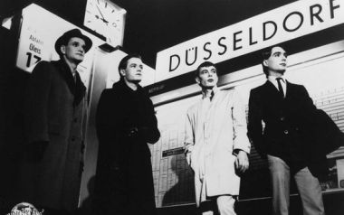 David Bowie/Kraftwerk, ανταλλαγή φιλοφρονήσεων με τραγούδια