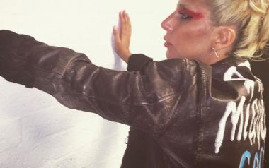 H Lady Gaga σε έναν "jazz punk" εαυτό στην Ολλανδία