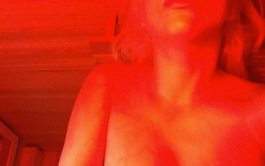 H Lady Gaga βγάζει selfie στην sauna 