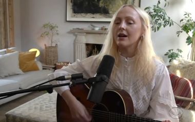 H Laura Marling τραγουδά στο σπίτι της το “Held Down” για τον S. Colbert