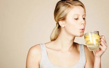 Ποια είναι τα οφέλη του νερού με λεμόνι;