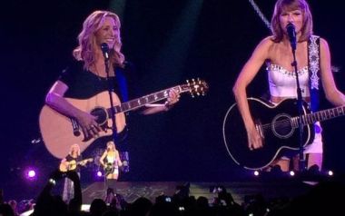 Η Lisa Kudrow τραγουδά με την Taylor Swift το Smelly Cat από τα φιλαράκια...