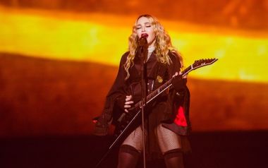 H Madonna έκλαψε στην σκηνή για τα θύματα στο Παρίσι