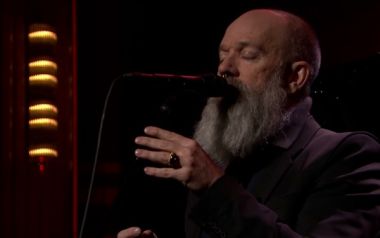 Ο Michael Stipe τραγουδά το “The Man Who Sold the World” στον Jimmy Fallon