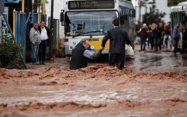 Νέα έκτακτη οικονομική ενίσχυση 650 ευρώ ανακοίνωσε η Αχτσιόγλου - Σε εργαζόμενους στη Δυτική Αττική