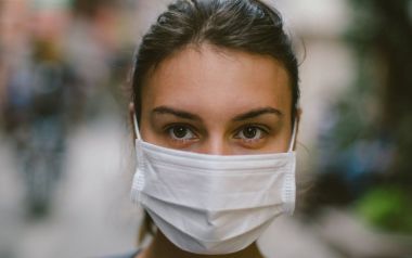 17 νέα κρούσματα, 136 νεκροί στην Ελλάδα - σε ποιους χώρους θα είναι υποχρεωτική η μάσκα