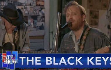 Οι Black Keys έπαιξαν στον Stephen Colbert