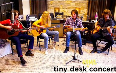 O John Fogerty των Creedence τραγουδά από το σπίτι του