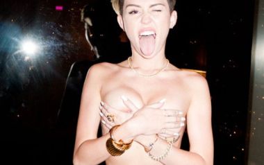 Η Miley Cyrus σε μία ακόμη προκλητική φωτογράφηση...