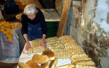 Γιάννης Ρίτσος: Είχε λιακάδα τότε -Ιούλιος μήνας- δίπλωναν το ψωμί στην πετσέτα...