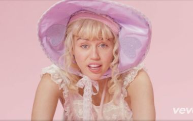 BB Talk-Miley Cyrus στο νέο βίντεο ντυμένη μωρό