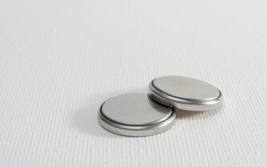 Τι πρέπει να κάνετε άμεσα αν το παιδί καταπιεί μπαταρία-κουμπί