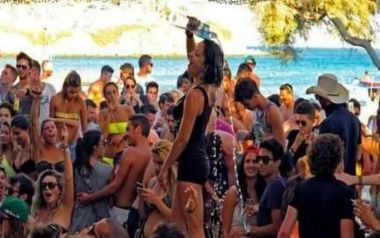 Λίγο πριν το τέλος, συνειδητοποιώ ότι δεν μπορώ να νικήσω το θηρίο της αδιαφορίας, που το απολαμβάνει όμως