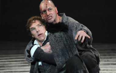 «Frankenstein» του Ντάνι Μπόιλ: Η sold out παράσταση του Εθνικού Θέατρου της Αγγλίας στο YouTube