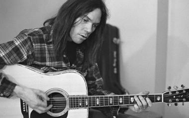 Οι 7 δεκαετίες στη μουσική ζωή του Neil Young