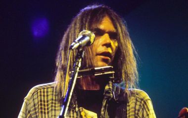 Neil Young: Ανεύθυνες και επικίνδυνες οι συναυλίες λόγω Covid, όλα γίνονται για τα λεφτά, ας μην βγάλουν για λίγο