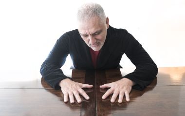 Νίκος Πορτοκάλογλου: «Αισθάνομαι τυχερός που δεν είχα πλούσιο μπαμπά»