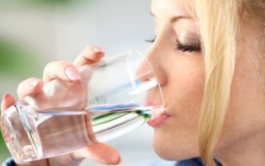 Πόσο νερό πρέπει να πίνουμε μέσα στην ημέρα;