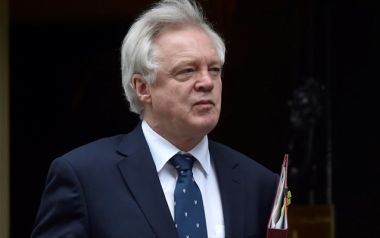 Brexit: Με απόσυρση από τις διαπραγματεύσεις απειλεί το Λονδίνο