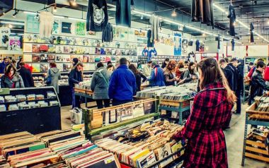 Δεν μπορούν να ζήσουν χωρίς μίσος. Μια ζωή σε θυμάμαι να βρίζεις, πότε επιτέλους θα αγαπήσεις κάποιον;