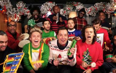 Ο Jimmy Fallon, οι One Direction & οι Roots τραγουδούν "Santa Claus Is Coming To Town"