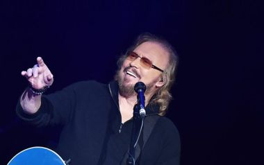 40 χρόνια μετά, Stayin' Alive-Barry Gibb
